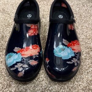 Sloggers Floral rain shoes - navy with Red and Blue Accents